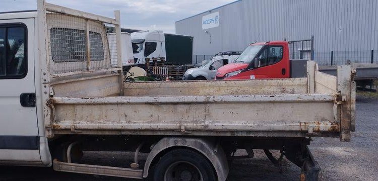 IVECO 35C15 DOUBLE CABINE AVEC BENNE – 181647 KMS – ANNEE 2014 BLANC DH-453-VQ