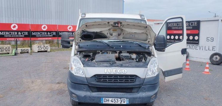 IVECO 35C15 DOUBLE CABINE AVEC BENNE – 181647 KMS – ANNEE 2014 BLANC DH-453-VQ