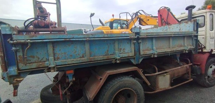 RENAULT S130 2 ESSIEUX PLATEAU RIDELLES 4M + GRUE REPLIABLE + BENNE PRENEUSE + FOURCHE A BLANC DW-501-FG