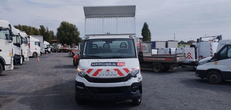 IVECO DAILY SIMPLE CABINE AVEC BENNE JPM DIESEL – 24283 KMS – ANNEE 2018 BLANC EW-822-XL