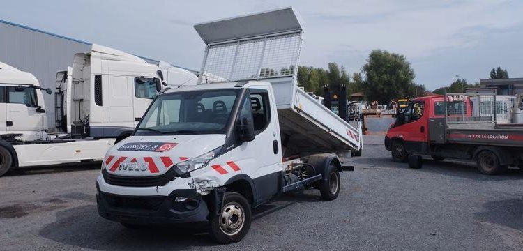 IVECO DAILY SIMPLE CABINE AVEC BENNE JPM DIESEL – 24283 KMS – ANNEE 2018 BLANC EW-822-XL