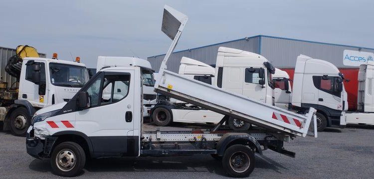 IVECO DAILY SIMPLE CABINE AVEC BENNE JPM DIESEL – 24283 KMS – ANNEE 2018 BLANC EW-822-XL