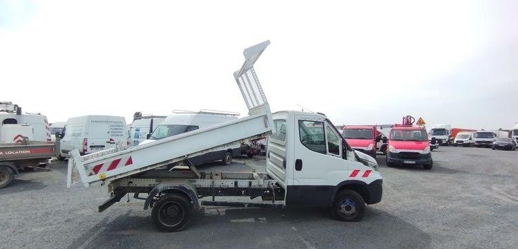 IVECO DAILY SIMPLE CABINE AVEC BENNE JPM DIESEL – 24283 KMS – ANNEE 2018 BLANC EW-822-XL