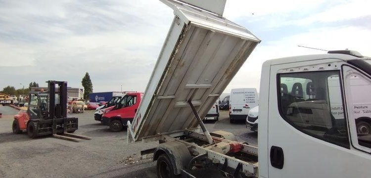 IVECO DAILY SIMPLE CABINE AVEC BENNE JPM DIESEL – 24283 KMS – ANNEE 2018 BLANC EW-822-XL