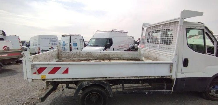 IVECO DAILY SIMPLE CABINE AVEC BENNE JPM DIESEL – 24283 KMS – ANNEE 2018 BLANC EW-822-XL