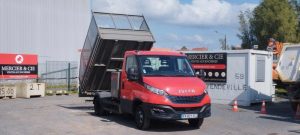 IVECO 40C14N BENNE AVEC COFFRE ACIER –  GAZ – 25940 KMS – ANNEE 2020 ROUGE FV-821-TC