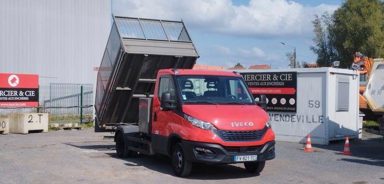 IVECO 40C14N BENNE AVEC COFFRE ACIER –  GAZ – 25940 KMS – ANNEE 2020 ROUGE FV-821-TC