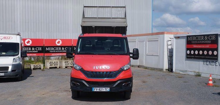 IVECO 40C14N BENNE AVEC COFFRE ACIER –  GAZ – 25940 KMS – ANNEE 2020 ROUGE FV-821-TC