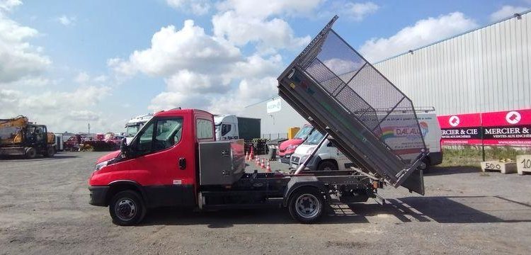 IVECO 40C14N BENNE AVEC COFFRE ACIER –  GAZ – 25940 KMS – ANNEE 2020 ROUGE FV-821-TC