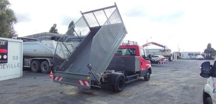 IVECO 40C14N BENNE AVEC COFFRE ACIER –  GAZ – 25940 KMS – ANNEE 2020 ROUGE FV-821-TC