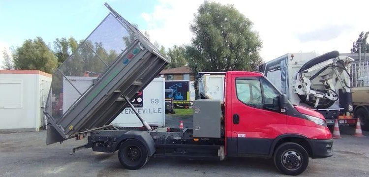 IVECO 40C14N BENNE AVEC COFFRE ACIER –  GAZ – 25940 KMS – ANNEE 2020 ROUGE FV-821-TC