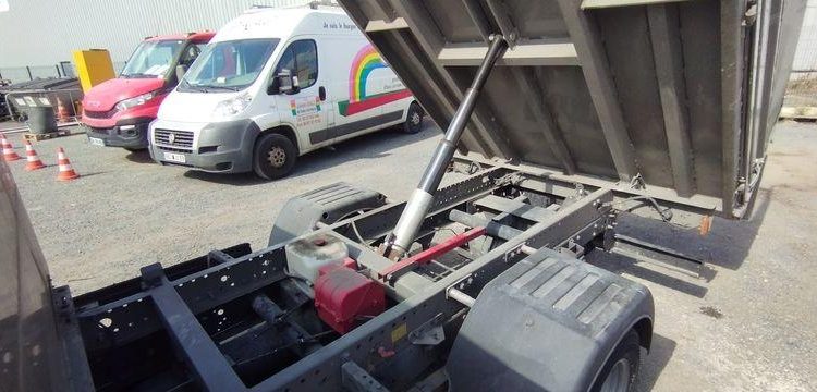 IVECO 40C14N BENNE AVEC COFFRE ACIER –  GAZ – 25940 KMS – ANNEE 2020 ROUGE FV-821-TC