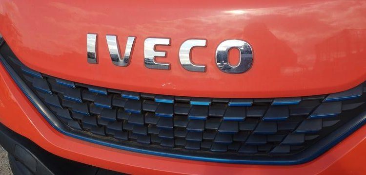 IVECO 40C14N BENNE AVEC COFFRE ACIER –  GAZ – 25940 KMS – ANNEE 2020 ROUGE FV-821-TC