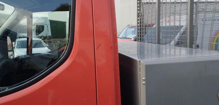 IVECO 40C14N BENNE AVEC COFFRE ACIER –  GAZ – 25940 KMS – ANNEE 2020 ROUGE FV-821-TC