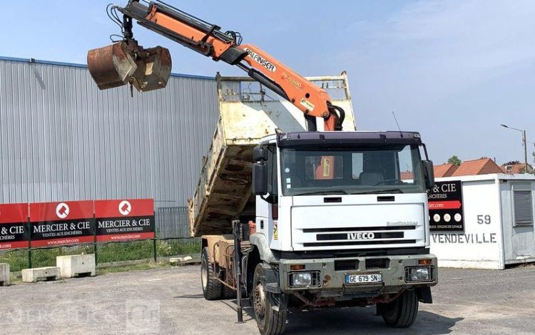 IVECO CAMION 4×2 BENNE BASCULANTE + GRUE AUXILIAIRE AVEC BENNE PRENEUSE – 344341 KMS  GE-679-SN