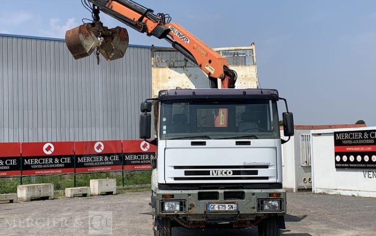 IVECO CAMION 4×2 BENNE BASCULANTE + GRUE AUXILIAIRE AVEC BENNE PRENEUSE – 344341 KMS  GE-679-SN