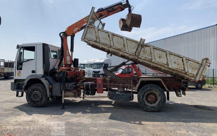 IVECO CAMION 4×2 BENNE BASCULANTE + GRUE AUXILIAIRE AVEC BENNE PRENEUSE – 344341 KMS  GE-679-SN