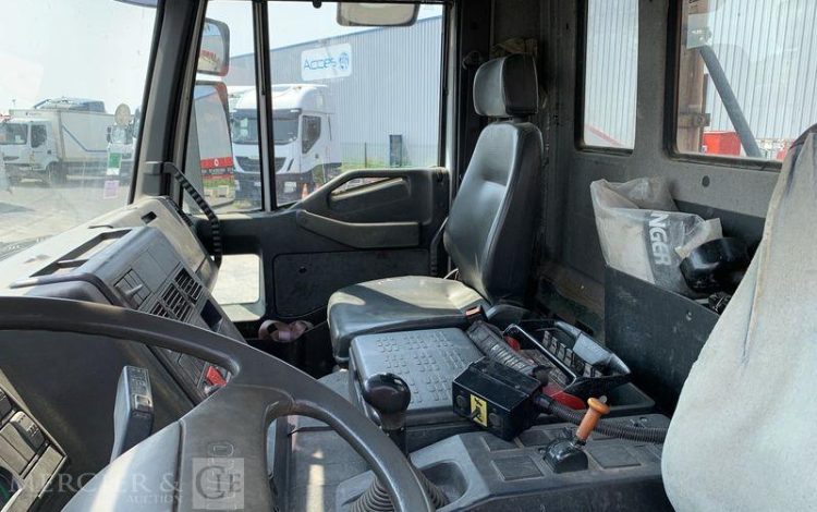 IVECO CAMION 4×2 BENNE BASCULANTE + GRUE AUXILIAIRE AVEC BENNE PRENEUSE – 344341 KMS  GE-679-SN