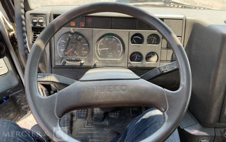 IVECO CAMION 4×2 BENNE BASCULANTE + GRUE AUXILIAIRE AVEC BENNE PRENEUSE – 344341 KMS  GE-679-SN