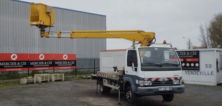 NISSAN CABSTAR AVEC NACELLE MULTITEL 16M – DIESEL – 82898 KMS – ANNEE 2006 BLANC 27CJF59