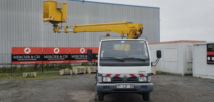 NISSAN CABSTAR AVEC NACELLE MULTITEL 16M – DIESEL – 82898 KMS – ANNEE 2006 BLANC 27CJF59