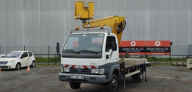 NISSAN CABSTAR AVEC NACELLE MULTITEL 16M – DIESEL – 82898 KMS – ANNEE 2006 BLANC 27CJF59