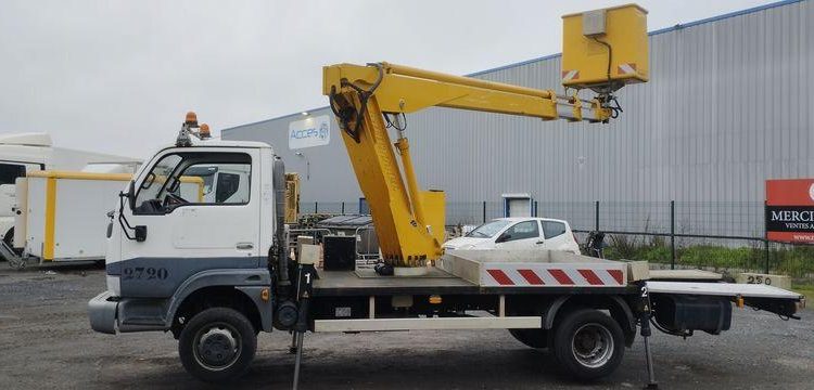 NISSAN CABSTAR AVEC NACELLE MULTITEL 16M – DIESEL – 82898 KMS – ANNEE 2006 BLANC 27CJF59