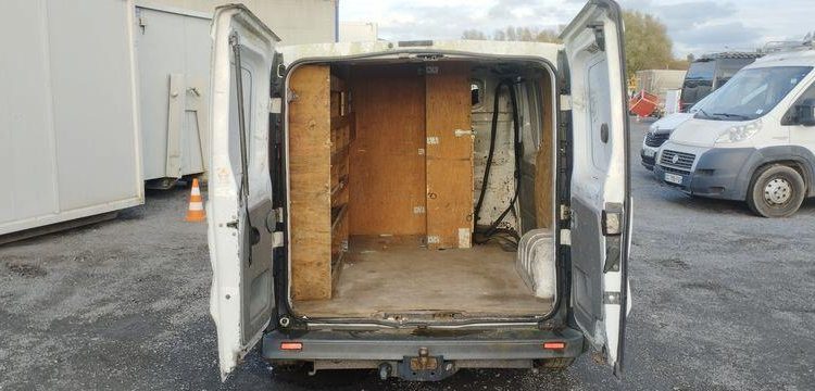 RENAULT TRAFIC FOURGON 2,0 DCI – DIESEL – 288585 KMS – ANNEE 2010 BLANC BC-459-GB