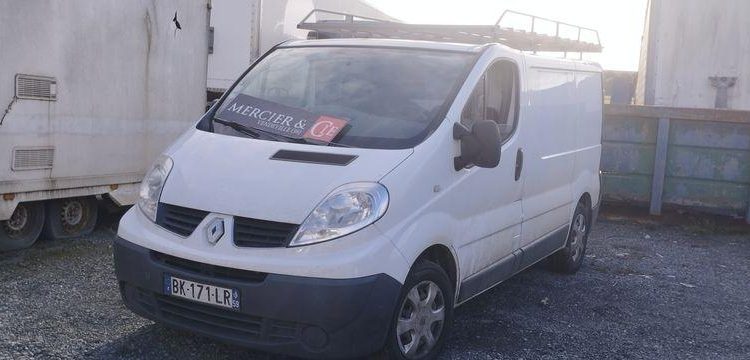 RENAULT TRAFIC FOURGON 2,0 DCI – DIESEL – 243266 KMS – ANNEE 2011 BLANC BK-171-LR