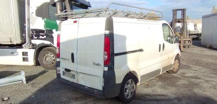 RENAULT TRAFIC FOURGON 2,0 DCI – DIESEL – 243266 KMS – ANNEE 2011 BLANC BK-171-LR