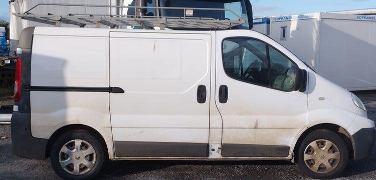 RENAULT TRAFIC FOURGON 2,0 DCI – DIESEL – 243266 KMS – ANNEE 2011 BLANC BK-171-LR