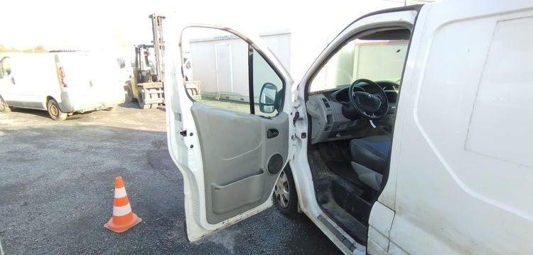 RENAULT TRAFIC FOURGON 2,0 DCI – DIESEL – 243266 KMS – ANNEE 2011 BLANC BK-171-LR