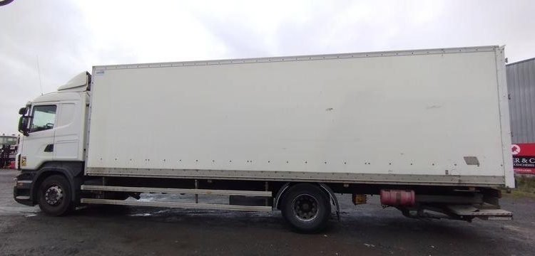 SCANIA PORTEUR SCANIA R360 AVEC HAYON D’HOLLANDIA – DIESEL – 693481 KMS – ANNEE 2011 BLANC BQ-647-EW