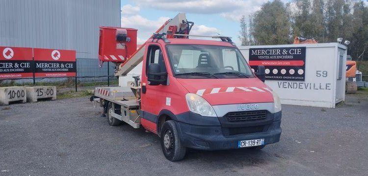 IVECO 35S11 AVEC NACELLE MULTITEL 160ALU 16M ROUGE CR-139-RT