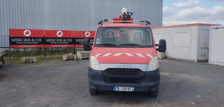 IVECO 35S11 AVEC NACELLE MULTITEL 160ALU 16M ROUGE CR-139-RT