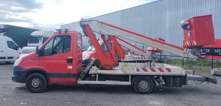 IVECO 35S11 AVEC NACELLE MULTITEL 160ALU 16M ROUGE CR-139-RT