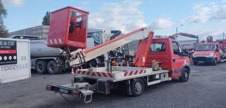 IVECO 35S11 AVEC NACELLE MULTITEL 160ALU 16M ROUGE CR-139-RT