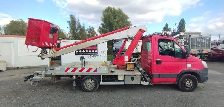 IVECO 35S11 AVEC NACELLE MULTITEL 160ALU 16M ROUGE CR-139-RT