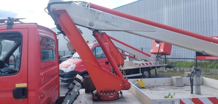 IVECO 35S11 AVEC NACELLE MULTITEL 160ALU 16M ROUGE CR-139-RT