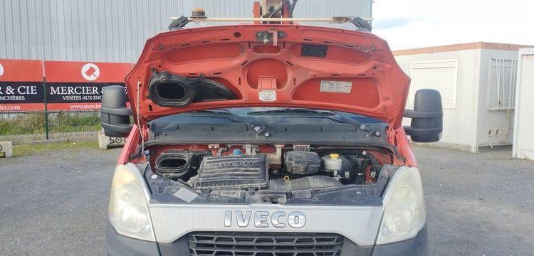 IVECO 35S11 AVEC NACELLE MULTITEL 160ALU 16M ROUGE CR-139-RT