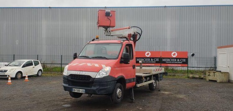 IVECO DAILY AVEC NACELLE MULTITEL 160ALU/DS 16M  DB-599-LQ