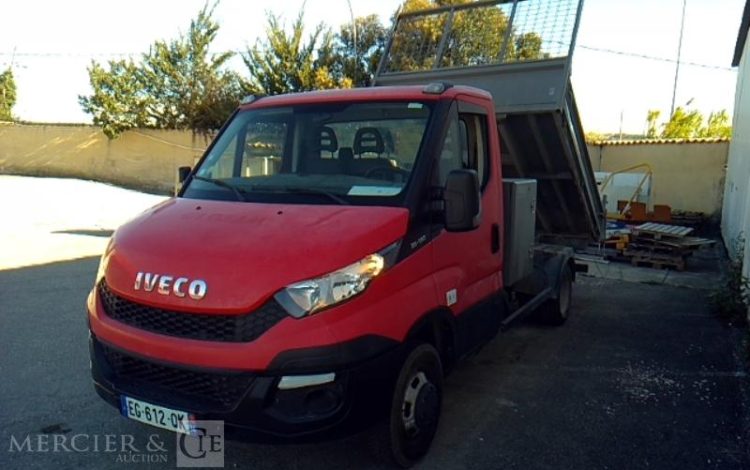 IVECO 35-130 BENNE SIMPLE CABINE COFFRE ROUGE EG-612-QK