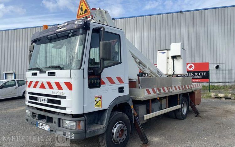 IVECO IVECO EUROCARGO 80E17 AVEC NACELLE TIME – DIESEL – 3046 HEURES – 24271KM BLANC GC-692-YT