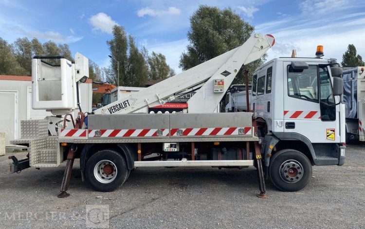 IVECO IVECO EUROCARGO 80E17 AVEC NACELLE TIME – DIESEL – 3046 HEURES – 24271KM BLANC GC-692-YT