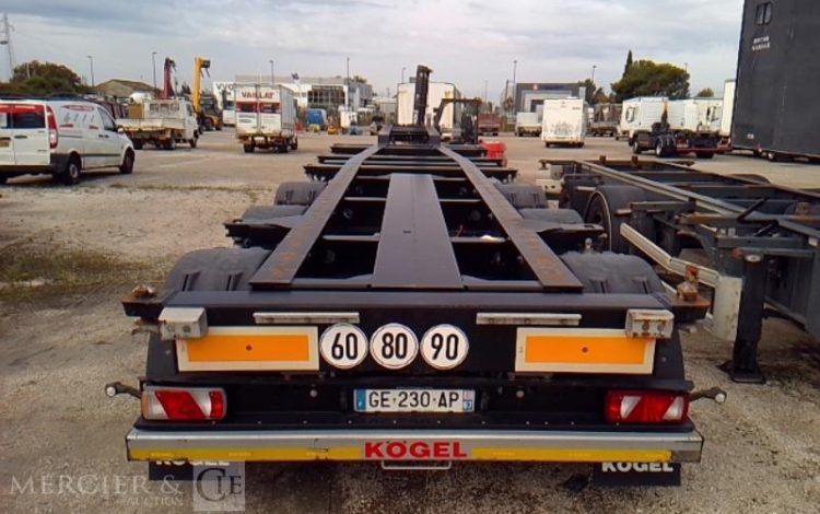 KOGEL SEMI REMORQUE PORTE CONTAINERS 3 ESSIEUX PTAC 38T 60850 KM NOIR GE-230-AP