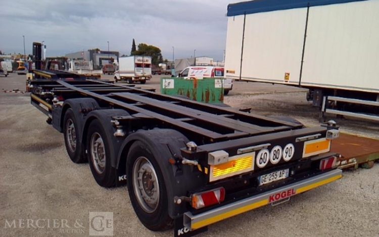 KOGEL SEMI REMORQUE PORTE CONTAINERS 3 ESSIEUX PTAC 38T 3392 KM NOIR GE-255-AP