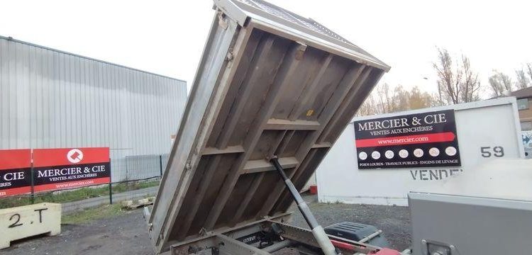 IVECO 35C13 BENNE SIMPLE CABINE COFFRE NON ROULANT ROUGE EF-070-WY