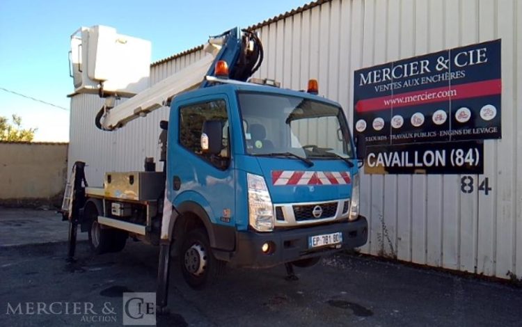 NISSAN NT400  AVEC NACELLE 16 M  EP-781-BD