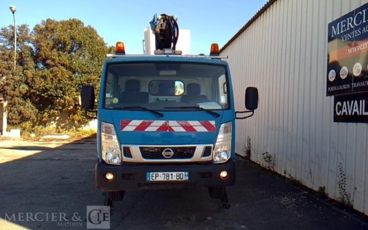 NISSAN NT400  AVEC NACELLE 16 M  EP-781-BD