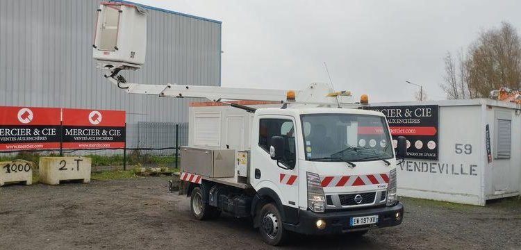 NISSAN NT400 AVEC NACELLE 12M NON ROULANT BLANC EW-197-XV